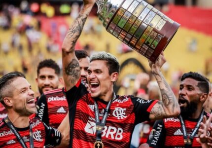 FLAMENGO: PEDRO LEVA SOCO E AGRESSOR VAI PRA RUA!